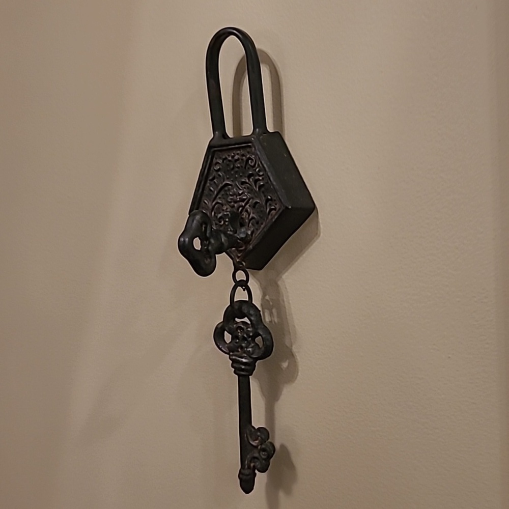 DECORATIVE Antique Style Heavy Cast Iron Hook with Hanging Key - Picture 2 of 15